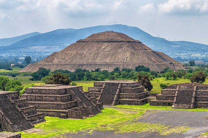 3X1 Teotihuacan, Basilica of Guadalupe, Tlatelolco and Tequila Tour - The Basilica of Guadalupe is moving, but the visit is brief