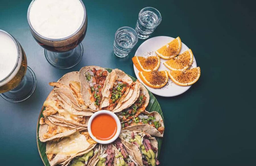 CDMX: Tacos and mezcal night tour - A small group keeps the evening personal