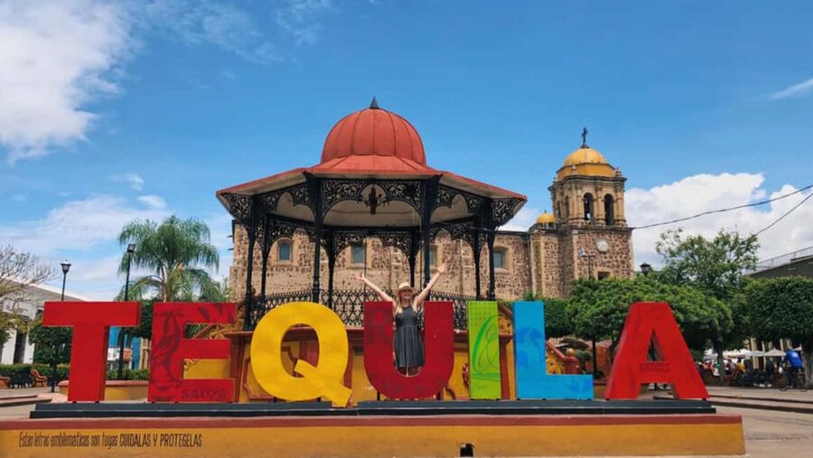 From Guadalajara: Tequila Town and Cantaritos El Guero - Amatitán photo stop and the road through Jalisco