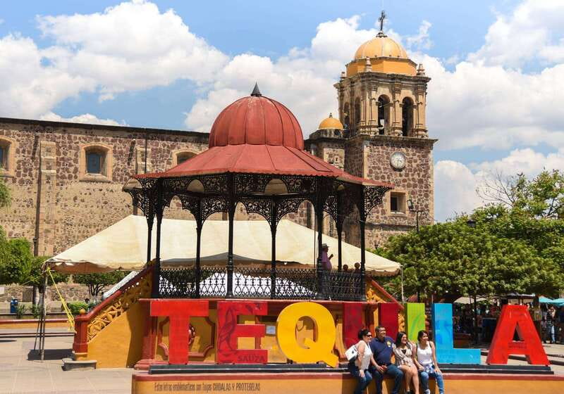 From Guadalajara: Tequila Trail Tour with Tasting - Guides, language, and group rhythm