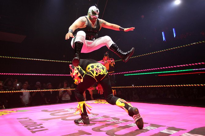Lucha Libre Tickets & Tacos & Beer & Mezcal - BEST NIGHT EVER! - Meeting guides who make the group work