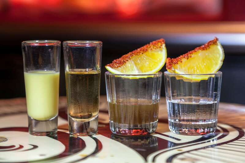 Mexico City: Tacos & Mezcal Night Food Tour - What the minivan adds to the night